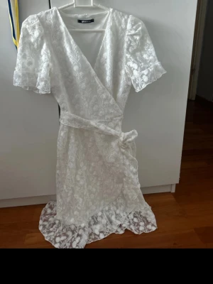 Vit omlottklänning med spets - superfin klänning perfekt till skolavslutningar, bara använd en gång🩷