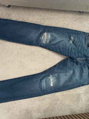 Ralphlauren jeans - Säljer ett par blå Ralph lauren jeans med slitningar. Vid mer frågor eller funderingar är det bara att höra av sig! Mvh