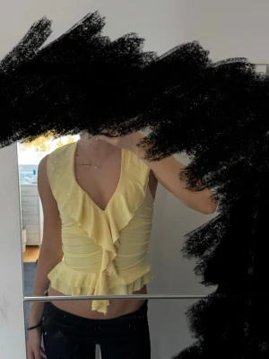 Gul omlottopp med volanger - Superfin och söt volang ljusgul topp!! Aldrig använd!!