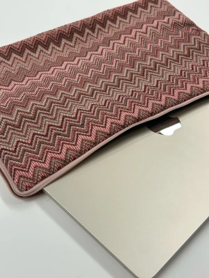 Azalea - SecondCazy UF - Azalea är vårat rosa fodral💗med slitstarkt misson-inspirerat tyg. Fodralet är vadderat med second hand-fleece som är behandlad med bivax för att göra fodralet vattenavvisande.