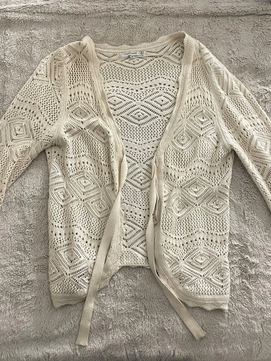 Söt  virkad kofta med knytband