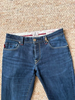 Tramarossa Leonardo jeans  - Tramarossa Jeans! Ett utav världens mest exklusiva jeansmärke från Italien👌. Detta är modell Tramarossa Leonardo🙌, Nypris ligger runt 4000 kr🤝, Storlek=W31 (mått finns att få). Skick: 9,5/10 nästintill nyskick🌟Hör gärna av er vid frågor eller funderingar👍