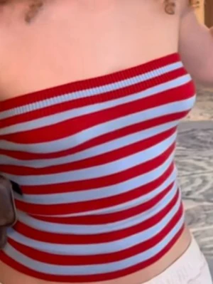 Randig röd och blå tubtopp - Säljer en snygg tubtopp med röda och ljusblå ränder. Toppen är axelbandslös och har en tight passform som sitter på plats. Perfekt för dig som vill ha en färgglad och trendig look i sommar.