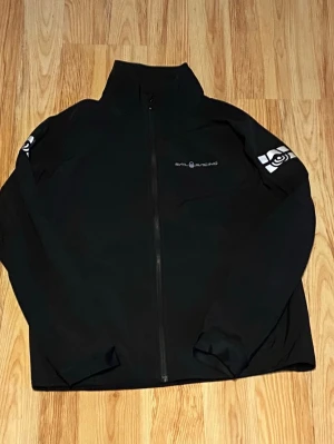 Sail racing vindjacka  - Säljer oanvänd sailracing jacka som passar perfekt för våren.