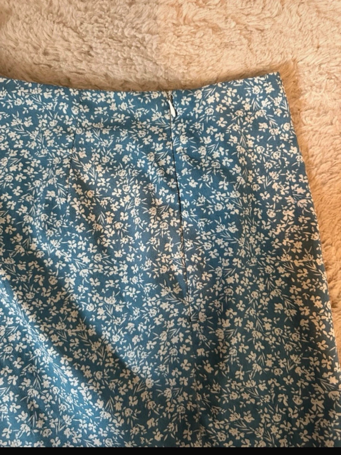 Blommig blå omlottkjol med volang - 1