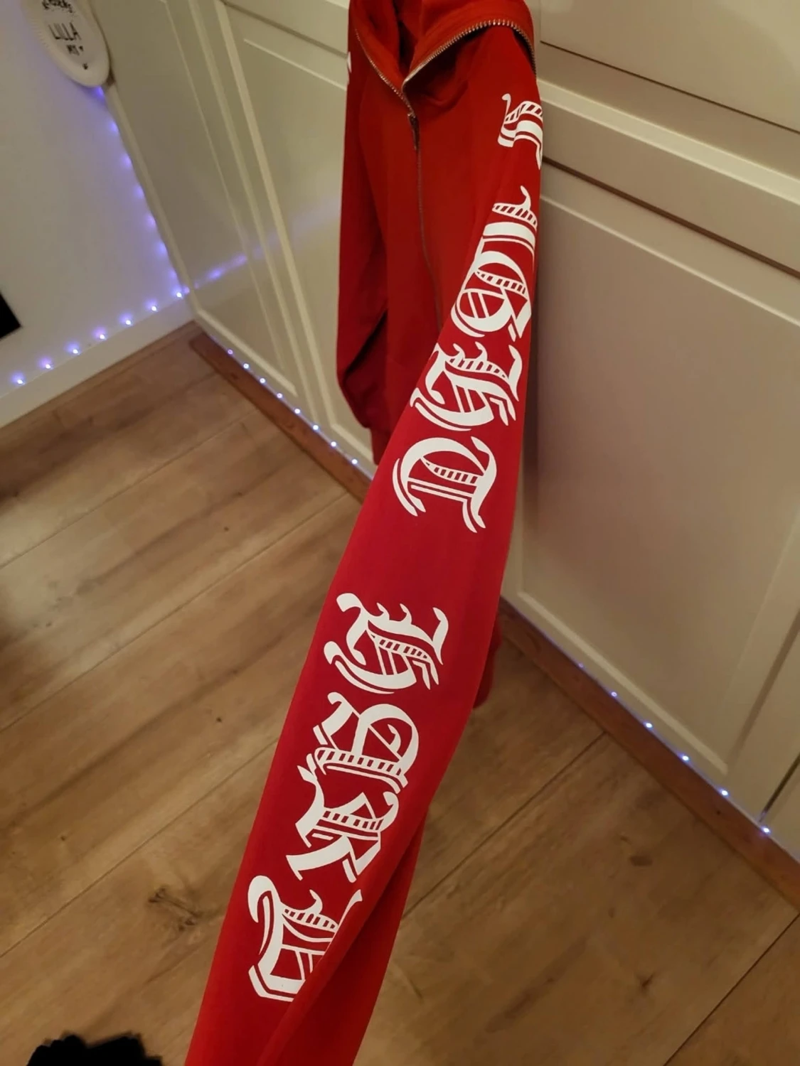 Röd hoodie med dragkedja och tryck - 1