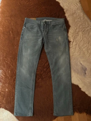 Dondup George  - Säljer ett par dondup George i storlek 32. med små slitningar och fades. Hör av dig vid minsta fundering