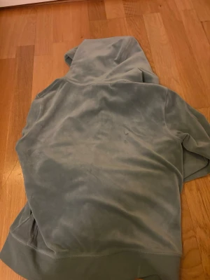 Juicy couture - Säljer denna juicy couture kofta eftersom den ej andvänds längre. Är andvönd men fortfarande i väldigt bra skick.