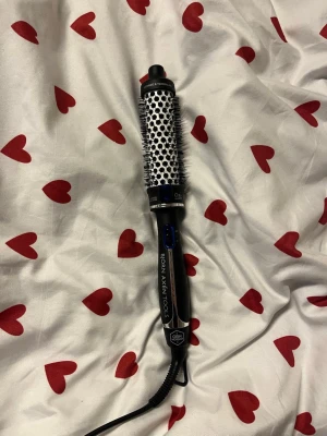 Björn Axén Tools varmluftsborste - Säljer en svart och silver varmluftsborste från Björn Axén Tools. Borsten har rund form med borst i plast och metallcylinder, samt blå detaljer vid reglagen. Perfekt för styling och volym till håret. 30 mm