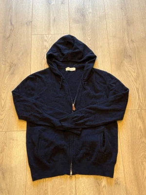 Kashmir zip hoodie Sayless - Mörkblå kashmir zip hoodie från Sayless med 2 dragkedjor och snören. Den är lite förstor för mig och jag är 175 cm och väger 56kg