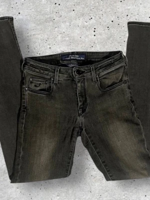 Svarta slim jeans från Jacob Cohen - Snygga svarta jeans från Jacob Cohen med slim passform. Jeansen har klassisk femficksdesign, svarta sömmar och en diskret tvättad look. Perfekta för dig som gillar stilrena och tidlösa jeans i bomull.