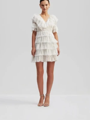 Vit spetsklänning med volanger - Perfekt till konfermation eller student!!🫰🏻 Skriv för fler bilder!! Kort vit klänning i spets med flera lager volanger och v-ringad hals. Klänningen har korta ärmar och markerad midja, vilket ger en feminin och romantisk look. Perfekt för dig som gillar detaljer och en luftig känsla.