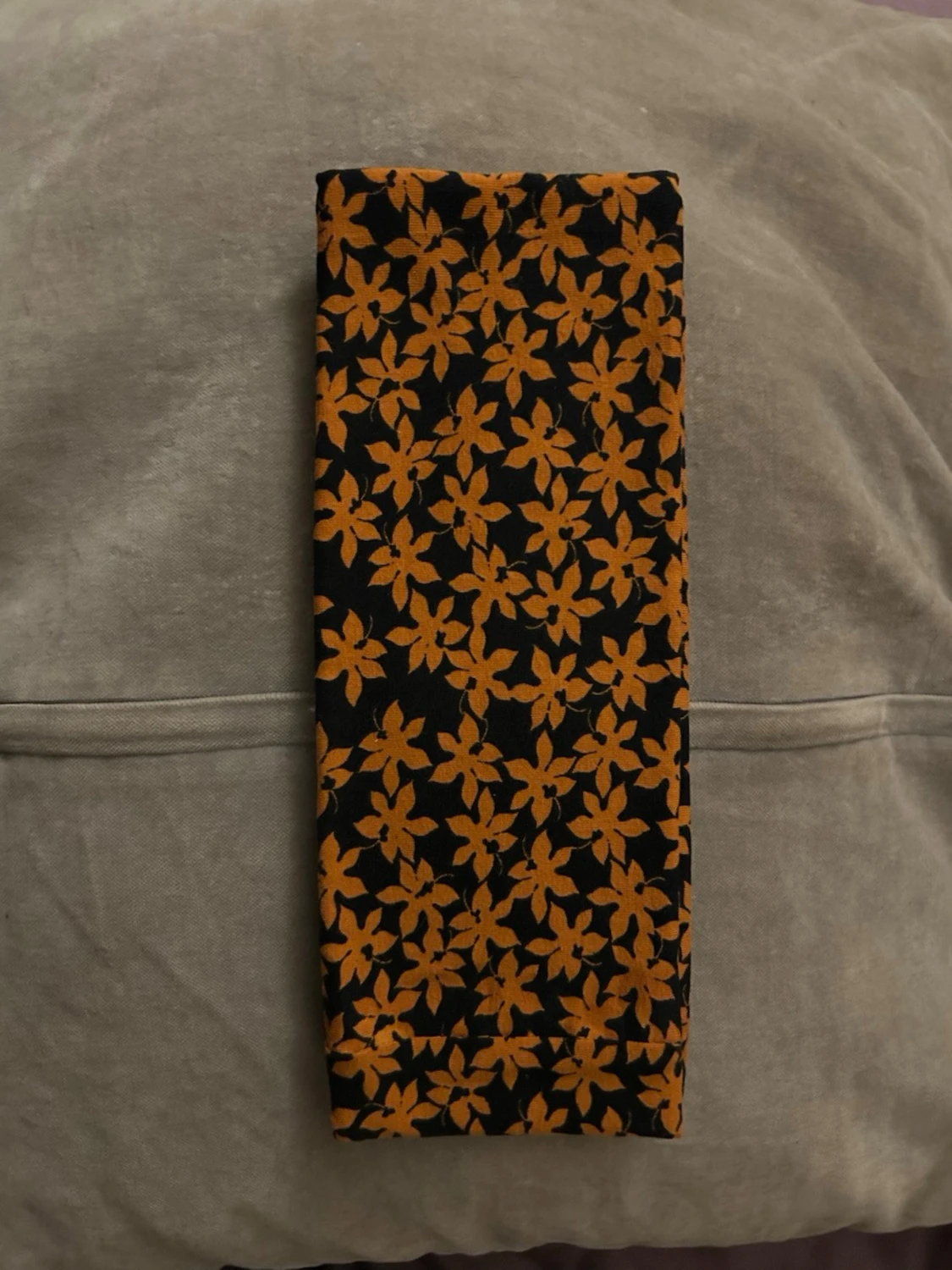 Svart hårband med orange blommönster