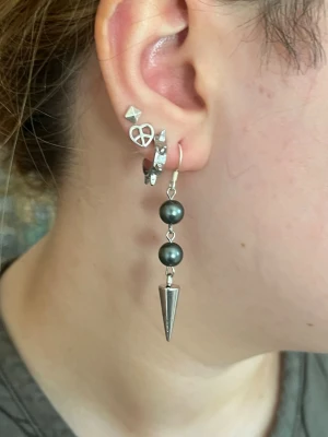 Mörk blåa handgjorda pärlörhängen med nitar  - Jag skapar dessa örhängen av noggrant utvalda pärlhalsband från secondhand – ett medvetet val för att ge vackra material ett nytt liv.  Eftersom pärlorna är återbrukade kan små märken eller färgskiftningar förekomma på t.ex. metallen. Undvik kontakt med vatten för att bevara smyckena så fina som möjligt. Alla örhängen är handgjorda och säljs i par 💖🫶🏻⚜️