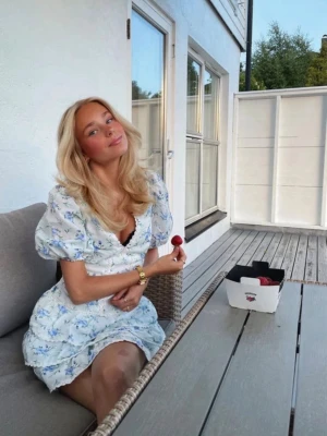 Viral blommig sommarklänning  - Jättefin klänning som passar utmärkt till sommaren! Storleken är S men skulle säga att passformen lutar mer åt XS/XXS