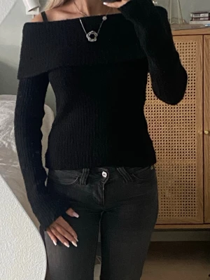 Svart off shoulder stickad tröja H&M - Säljer en svart stickad tröja från H&M i storlek XS. Tröjan har off shoulder-design med bred krage och långa ärmar. Materialet är mjukt och ribbstickat. 