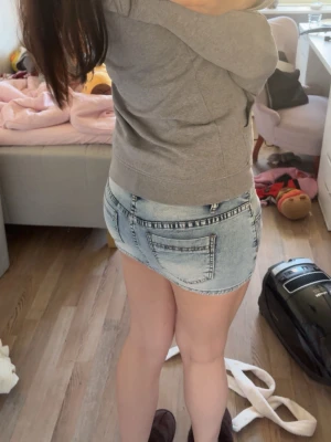 Ljusblå jeanskjol med fickor - Säljer en kort ljusblå jeanskjol med slitna detaljer och stora bakfickor. Kjolen har en klassisk femficksmodell. Perfekt för dig som gillar en avslappnad och trendig stil. Är i st S samt stretchig men skulle säga att den passar Xs också. För mer frågor är det bara att dma💞