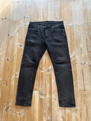 Nudie Jeans (Lean Dean) - Skicket är mycket bra och dom är i modellen Lean Dean. Nypris är 1600kr och vårt endast 499kr. Kontakta gärna vid frågor🙌