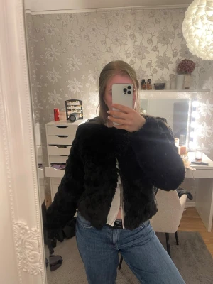 Pälsjacka - Köpt på sellpy, skitsnygg men rensar garderoben!!