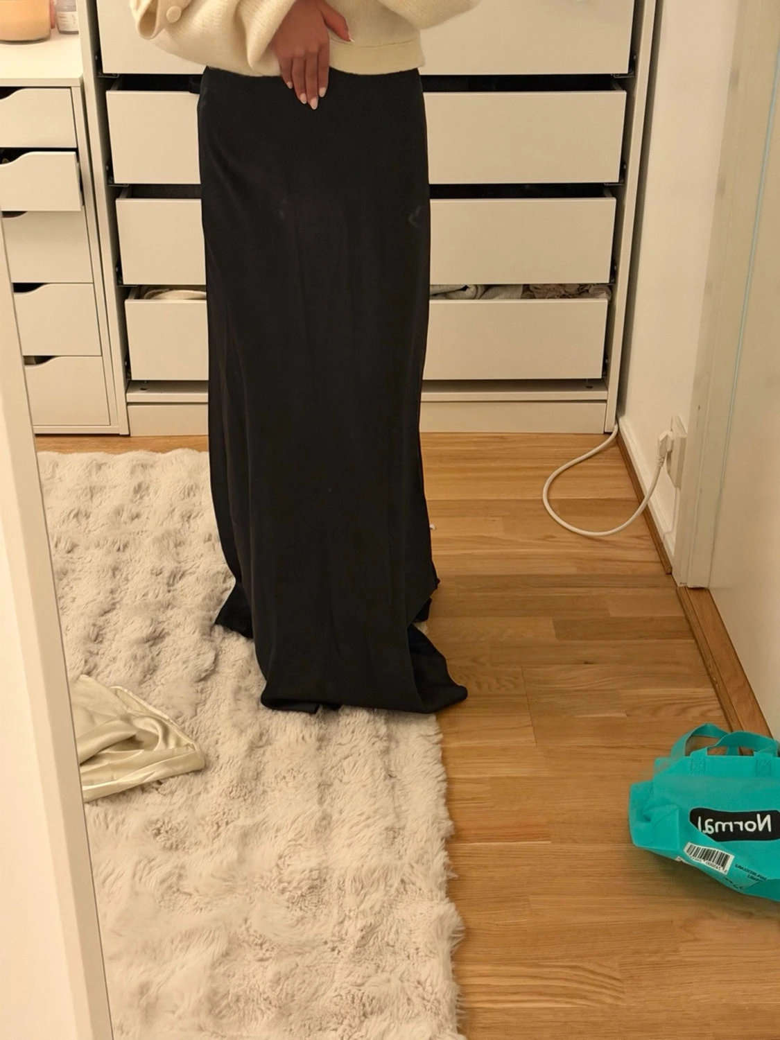 Svart långkjol i satin