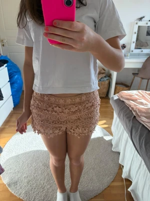 Spets shorts - Säljer ett par supersnygga och somriga spetsshorts, de är i bra skick och knappt använda 