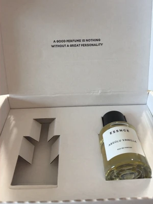 ESSNCE Absolu Vanilla parfym - Säljer min helt nya parfym som jag aldrig använt. ESSNCE Absolu Vanilla är en Eau de Parfum med en stilren, rund glasflaska och svart lock. Doften har tydliga inslag av vanilj och flaskan levereras i en elegant vit förpackning med minimalistisk design.