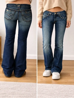 Y2k Vintage Flared Jeans Low Rise Dark Blue Stonewash with Studs - Bell Bottoms jeans - Snygga blå Y2k flared bootcut low rise jeans från Unijovem. Med Studs - Bell Bottoms. Jag har själv köpt dem av en från Spanien.                        Märke: Unijovem – Jeans & Jackets Storlek: 34 Midjemått: 75cm Detalj: dubbel knapp