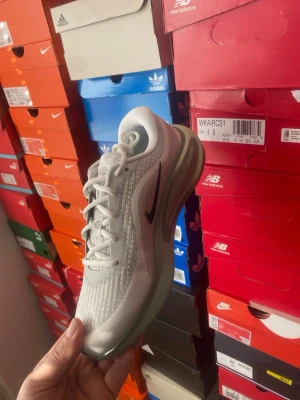 Nike Running – Journey Run storlek 41 - Snygga vita Nike Air Max sneakers med svart swoosh på sidan och en chunky sula med synlig Air-enhet. Ovandelen är i mesh och syntetmaterial för bra andningsförmåga och komfort. Perfekta för dig som gillar sportig och modern stil.