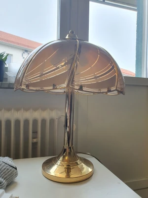 Bordslampa - Antik bordslampa cirka 53 cm hög, glas/metall, 1900-tal. "Bladen" sitter lite lösa, och det har dem alltid gjort. Någon kunnig kanske kan sätta dit hatten på ett annat sätt, vem vet... Men annars är tanken att de ska kunna tas av om man vill för rengöring. Glödlampor ingår ej.  #belysning #lampe #bordslampe #bordslampa #antik #auktionfynd #lampa