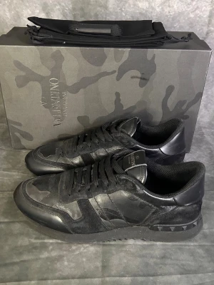 Valentino rockrunners  - Mycket fint skick | Size 41 passar även 42  | box dustbags och extra snören medföljer | fraktar spårbart inom 24 timmar |  för att köpa klicka ” köp nu” | vid frågor skriv ett meddelande |