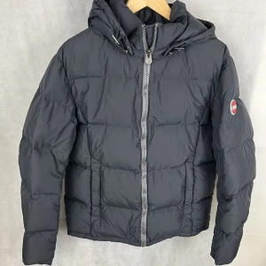 Colmar vinterjacka - Otroligt skön vinterjacka från colmar i toppskick! Modellen på bilden är 184 och bär storlek S. Skriv gärna vid frågor 