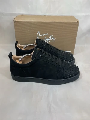 Christian Louboutin skor - Christian Louboutin skor i storlek 45 en spik är av som syns på bilderna men inget man märker, skolådan är lite trasig. Vid mer frågor eller bilder är det bara att skriva!