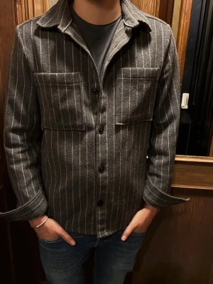 Randig Overshirt  - Snygg overshirt i riktigt bra skick. 