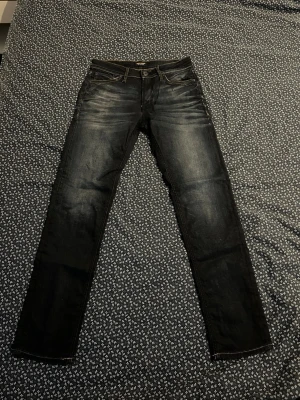 Jack&Jones Jeans 27/32 - Säljer ett par jack&jones jeans som är mörkblåa, inte använt så mycket så dom är så gott som nya. Storlek 27/32. Nypris: 800kr