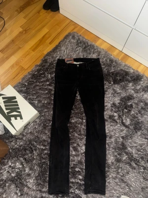 Acne Studio Jeans - Riktigt snygga svart gråa acne studio jeans storlek 31/32 säljer pga för stora för mig men annars är det riktigt snygga nästa inga defekter dom ända defekterna är att dom har lite små slitninga men tycker det ger en riktigt fet design