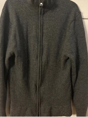 These glory days - Mysig grå kofta i merinoull från These Glory Days. Storlek S men passar bättre som xs så är du lite kortare än 173-174 så passar den perfekt. Hade inte sålt den om den var för liten. Ny pris 1599. Skriv vid frågor eller funderingar 