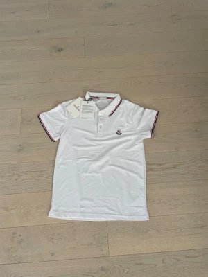 Vit Moncler pikétröja - Vit Moncler piké, storlek 2/M och helt ny