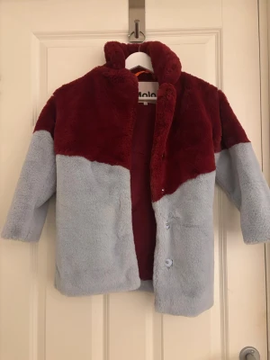 Tvåfärgad teddyjacka från Molo - Säljer en supermjuk teddyjacka med knappar i  från Molo och den är för barn i storlek 116😊