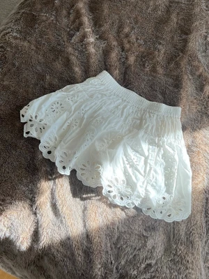 Zara kjol - Sååå fin kjol ifrån Zara med inbyggda shorts perfekt till sommaren!! säljs inte lägre superbra skick passar Xs-S 