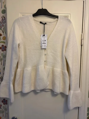 Slutsåld Gina kofta  - Slutsåld kofta, använd 1 gång annars helt ny och inga defekter