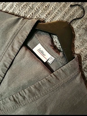 InWear vintage set kavaj & byxor  - Vintage set från InWear i manchesterliknande tyg (ribbat). Består av kavaj + byxor i matchande stil – clean och tidlös look.  Perfekt som set eller att styla separat. Funkar både till vardag, jobb eller mer uppklätt.  Kavaj: Byst: 56 cm Ärmlängd: 57 cm Längd: 77 cm  Byxor: Midja: ca 34 cm (platt mått) Innelängd: ca 73 cm Längd: ca 103 cm