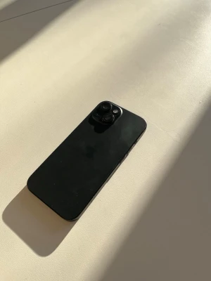 Iphone 15 svart - iPhone 15. Har några små repor på skärmen och någon liten på sidan men syns knappt. Mobilen fungerar helt felfritt. Batterihälsan är på 84% 