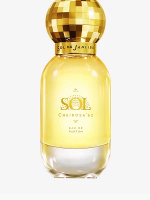 Sol de Janeiro Cheirosa '62 Eau de Parfum - Sol de Janeiro Cheirosa '62 Eau de Parfum med en lyxig, rund flaska i transparent glas och en glittrande guldfärgad, mosaikmönstrad kork. Doften är ikonisk och flaskan har en elegant och modern design som sticker ut på hyllan. Den är använd några gånger. På andra bilden ser man hur mycket som är kvar. 