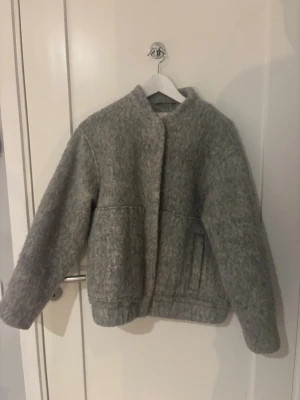 Grå vårjacka - Grå vårjacka från leveǝte 