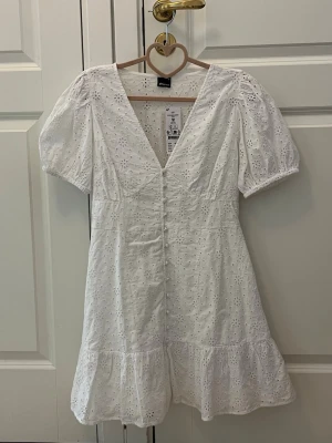 Vit klänning/studentklänning  - Fin vit klänning/studentklänning från Gina Tricot i storlek M. Helt oanvänd, lappen sitter kvar. 