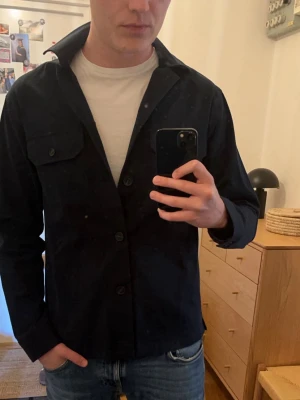 The shirt factory overshirt  - Stilren mörkblå overshirt med knäppning framtill och två bröstfickor från The Shirt Factory. Nypris: 1700kr - mitt pris: 549