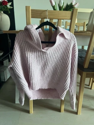 Ljusrosa stickad tröja Gina Tricot - Mysig ljusrosa stickad tröja från Gina Tricot i storlek S. 