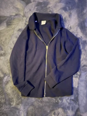 Marinblå dragkedja tröja från selected HOME  - Marinblå dragkedja tröja från selected HOME storlek s passar 165-180 skick 10/10 hör av er vid minsta frågor !