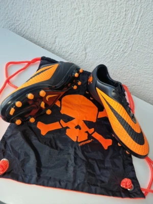 Nike Hypervenom Phantom FG - Nike Hypervenom Phantom FG Orange/Svart i väldigt bra skick   Knappt använd! Inga defekter! Helt och rent!  Skick: 10/10 Storlek: 45 Produktkoden: 599730-008 