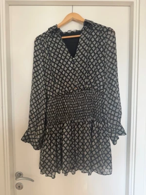Mönstrad Zara klänning - Säljer klänning från Zara. 